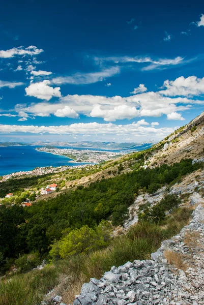 Split, Kroatia - näkymä vanhasta Podstranasta — kuvapankkivalokuva