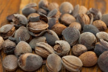 Ahşap arka plan üzerinde çiğ badem