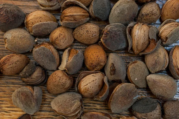 Ahşap arka plan üzerinde çiğ badem