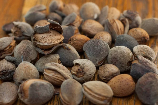 Ahşap arka plan üzerinde çiğ badem