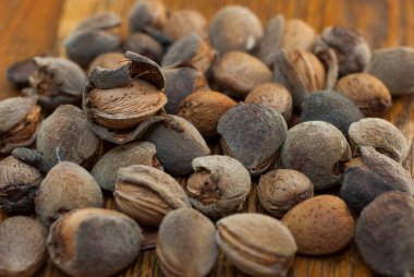 Ahşap arka plan üzerinde çiğ badem