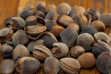 Ahşap arka plan üzerinde çiğ badem