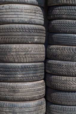 Eski lastikler yığını 