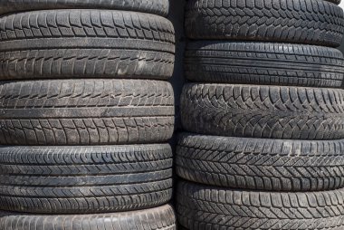 Eski lastikler yığını 