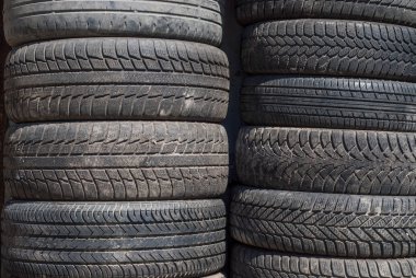 Eski lastikler yığını 