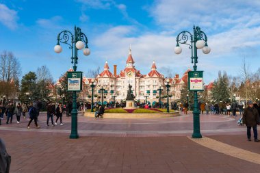 PARIS, FRANSA - 19 Ocak 2020: Avrupa 'daki ünlü tema parkı Disneyland 