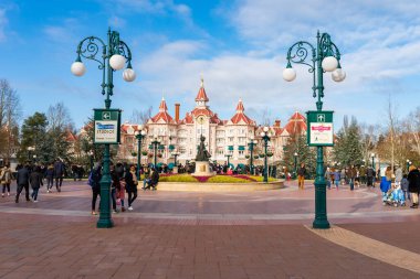 PARIS, FRANCE - 19 Ocak 2020: Paris, Fransa, Avrupa 'daki ünlü tema parkı Disneyland 