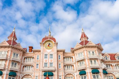 PARIS, FRANCE - 19 Ocak 2020: Paris, Fransa, Avrupa 'daki ünlü tema parkı Disneyland 