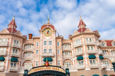 PARIS, FRANCE - 19 Ocak 2020: Paris, Fransa, Avrupa 'daki ünlü tema parkı Disneyland 