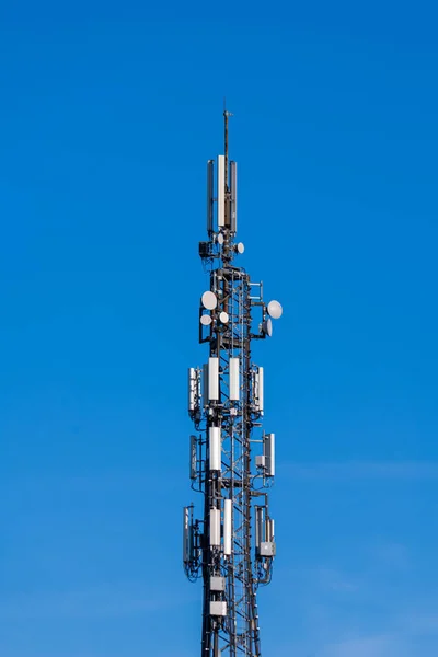 Foto Von Telekommunikationsturm Mit Mobilfunkantenne Vor Blauem Himmel Als Hintergrund — Stockfoto