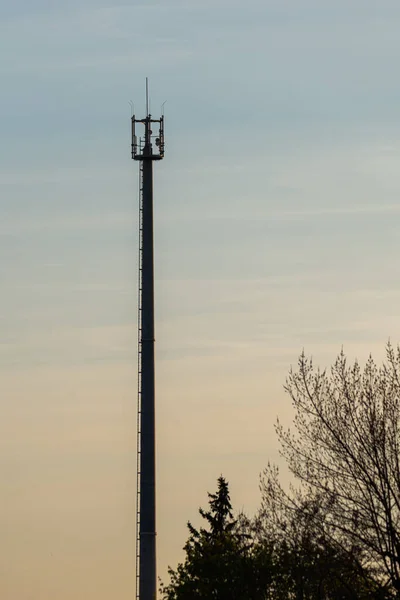 Foto Von Telekommunikationsturm Mit Mobilfunkantenne Vor Blauem Himmel Als Hintergrund — Stockfoto