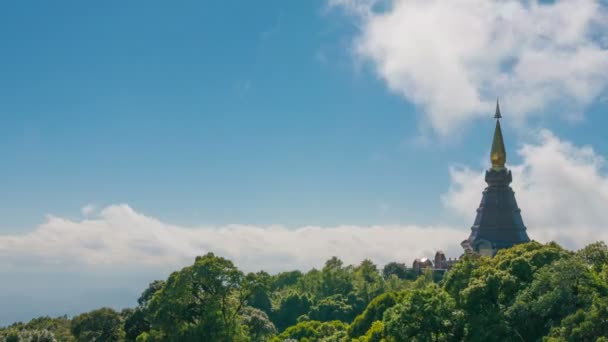 Pagoda en la montaña — Vídeos de Stock