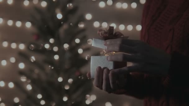 Presente de Natal com luzes brilhantes — Vídeo de Stock