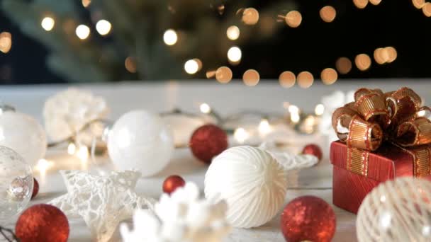 Weihnachtsdekoration und Geschenkbox — Stockvideo