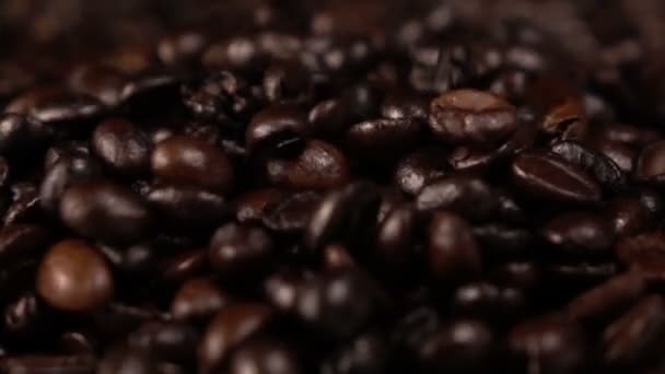 Vallende koffie bonen — Stockvideo