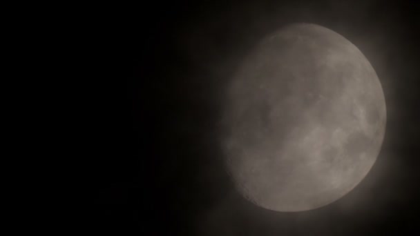 Gece gökyüzünde ay — Stok video