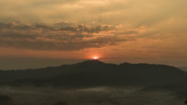 Sol en la montaña en la mañana — Vídeos de Stock