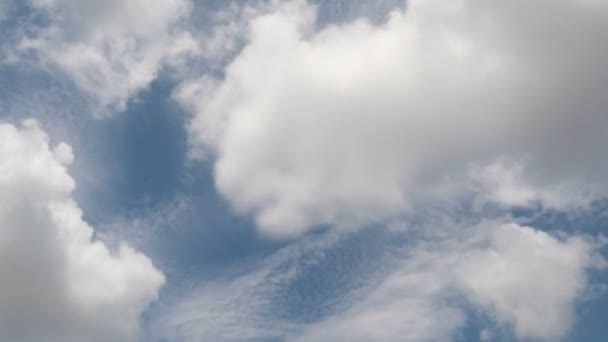 Die sich bewegenden Wolken — Stockvideo