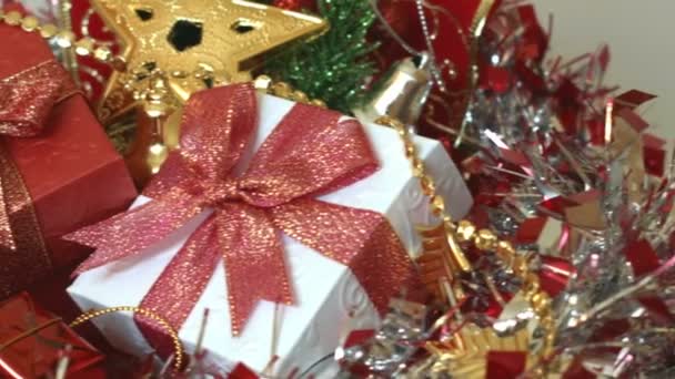 Gift box och jul dekoration — Stockvideo