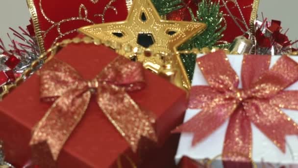 Geschenk box en Kerstmis decoratie — Stockvideo