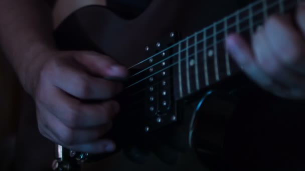 Tocando guitarra — Vídeo de stock