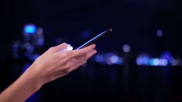 Chatter på smartphone om natten by – Stock-video