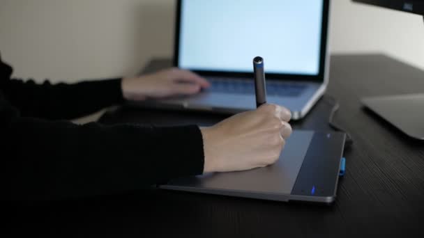 Designer arbeitet an Stift-Tablet mit Laptop — Stockvideo