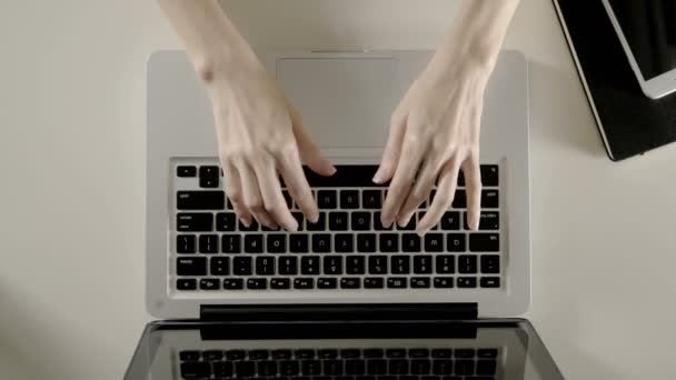 Hände eines Managers, der an seinem Laptop arbeitet — Stockvideo