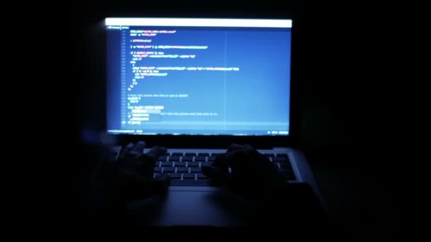 Programmierer tippt nachts Code auf Laptop — Stockvideo
