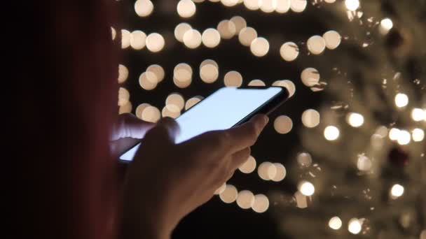 Tippen von Nachricht auf Smartphone zu Weihnachten — Stockvideo