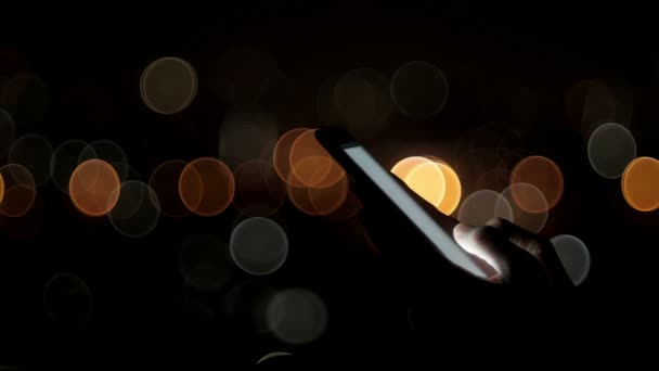 Smartphone mit City-Bokeh-Licht nutzen — Stockvideo