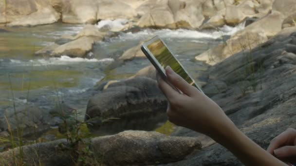 Touchscreen auf dem Tablet nutzen — Stockvideo