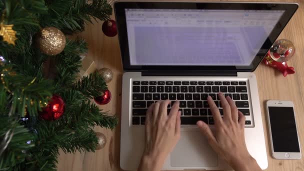 Usando Laptop En Tiempo de Navidad — Vídeos de Stock