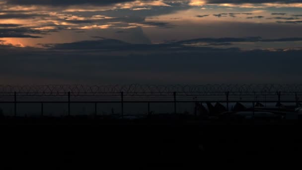 Repülőgép a repülőtéren este — Stock videók