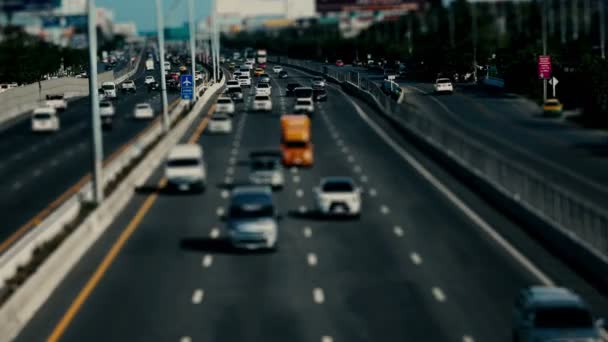 Rush Tráfego de carro na estrada na cidade Filmagem De Stock