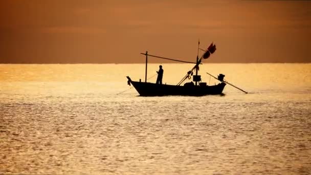 Silhouette eines Fischers, der ein Boot rudert — Stockvideo