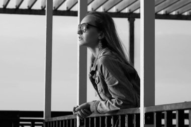 Dramatik düşünce konsepti. Genç ve güzel bir kadının profil portresi.