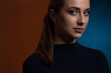 Gece gündüz moda konsepti. Genç B 'nin sanatsal portresini kapat.