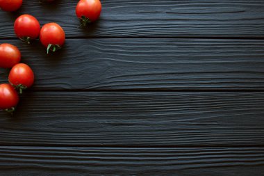 Siyah masada yemek malzemesi olarak kullanmak için taze domates..