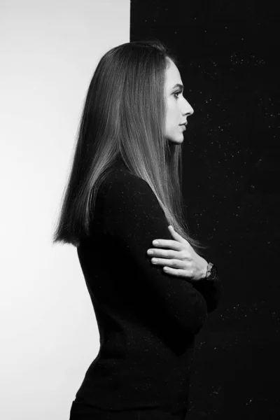 Концепція Інь Янг. Молода жінка з довгим волоссям у чорному одязі.. — стокове фото