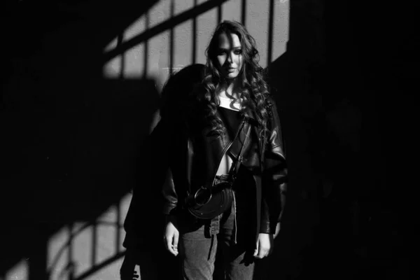감도는 여성의 화장을 재킷을 도시의 그림자 — 스톡 사진