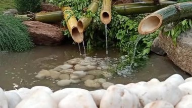 Su göldeki bambudan akıyor.