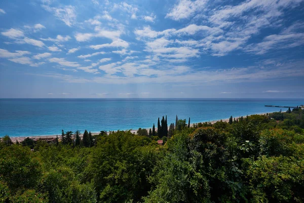 Himmel Wolken Meer Berge Bäume — Stockfoto