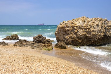 Deniz dalgaları Ashkelon Ulusal Parkı 'ndaki taş oluşumlarına çarpıyor.