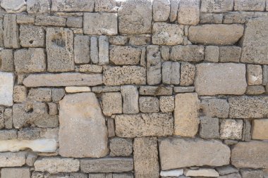 Kabuklu kaya taşlarından mason duvar