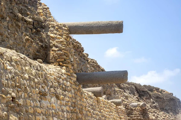 As ruínas de uma antiga fortificação localizada no Parque Nacional de Ashkelon — Fotografia de Stock