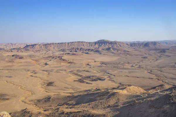 Widok na piaszczyste wzgórza i góry Ramon Crater — Zdjęcie stockowe