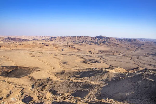 Vista de las colinas de arena y las montañas del cráter Ramón — Foto de Stock