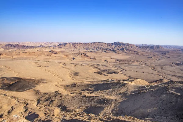 Widok na piaszczyste wzgórza i góry Ramon Crater — Zdjęcie stockowe