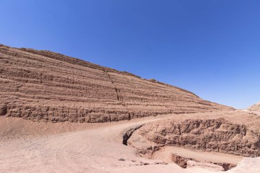 Timna Park 'ın kırmızı kumlu dağlarında yol. İsrail